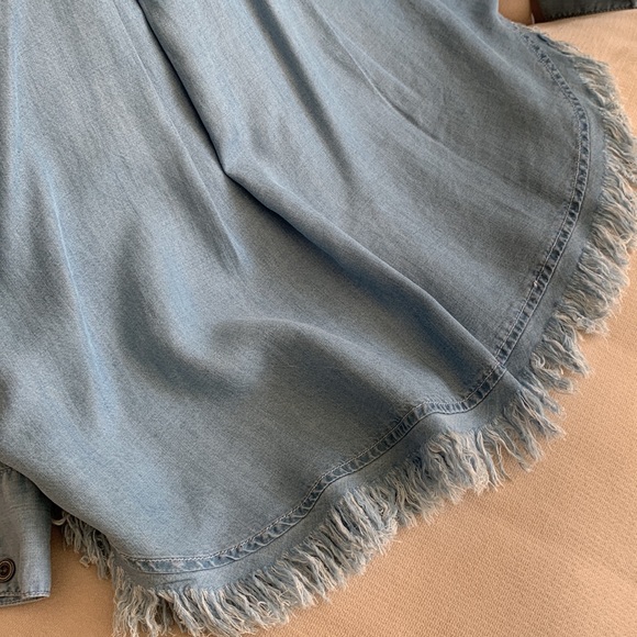Chambray shirt with two pockets and fringe at bottom! - Picture 7 of 8